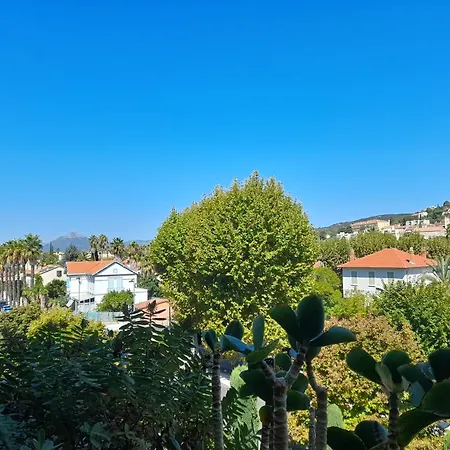 T2, 4 Pers Max, Terrasse Avec Vue Et Parking Prive, Proche Centre Et * Hyères